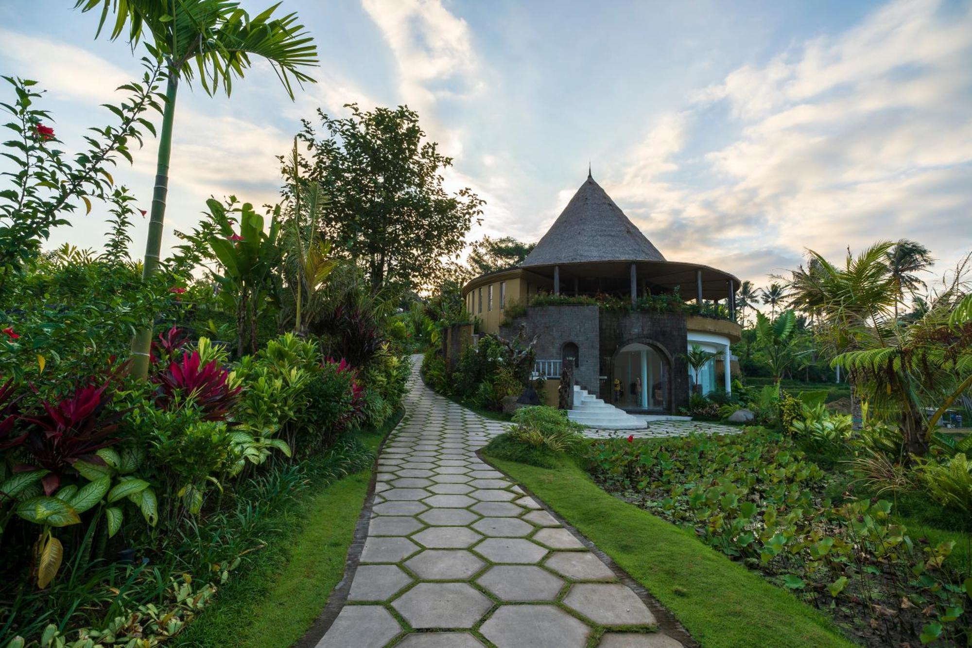 Wapa Di Ume Sidemen Hotel Sidemen  Exterior photo The path leading to the main villa at the resort
