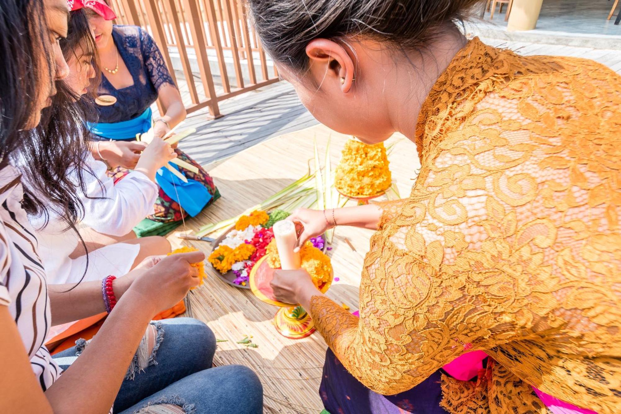 Wapa Di Ume Sidemen Hotel Sidemen  Exterior photo Thai women making a Thai flower garland